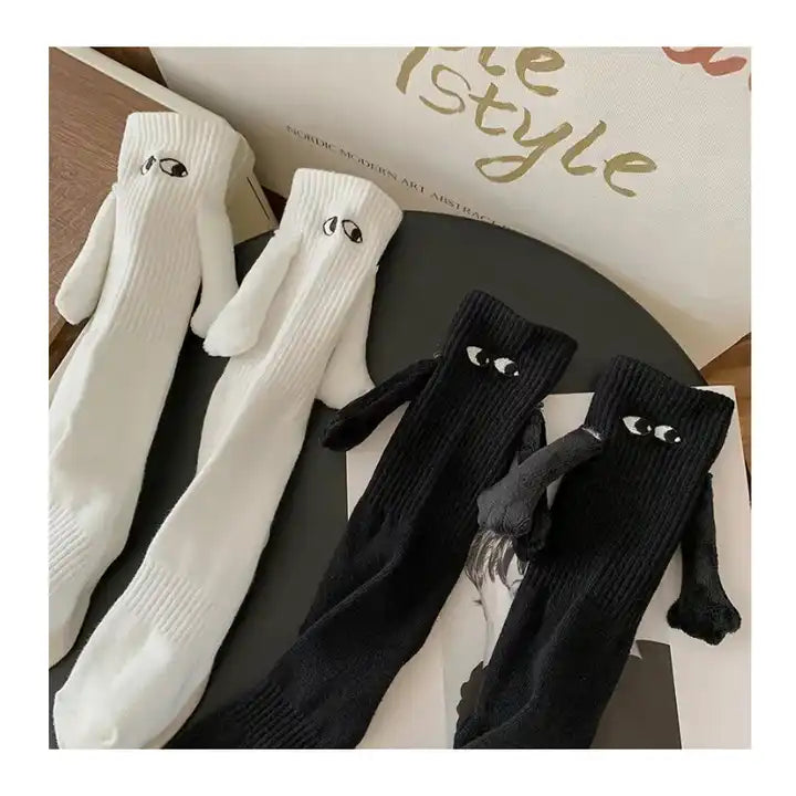 chaussettes noires et blanches couple