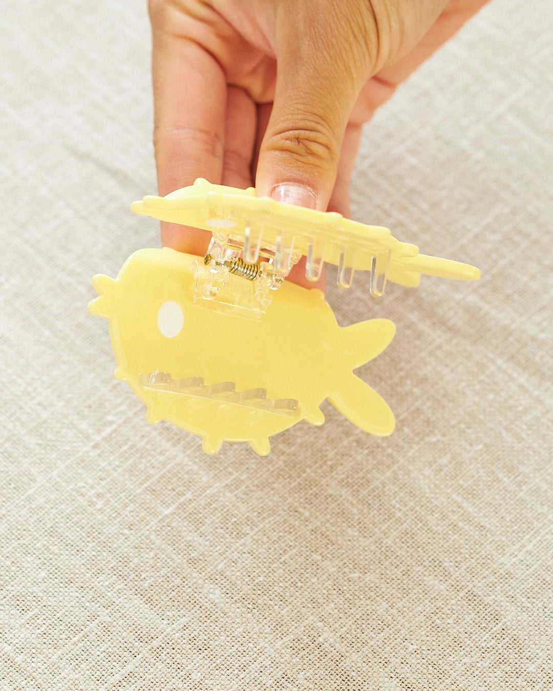 pince cheveux jaune